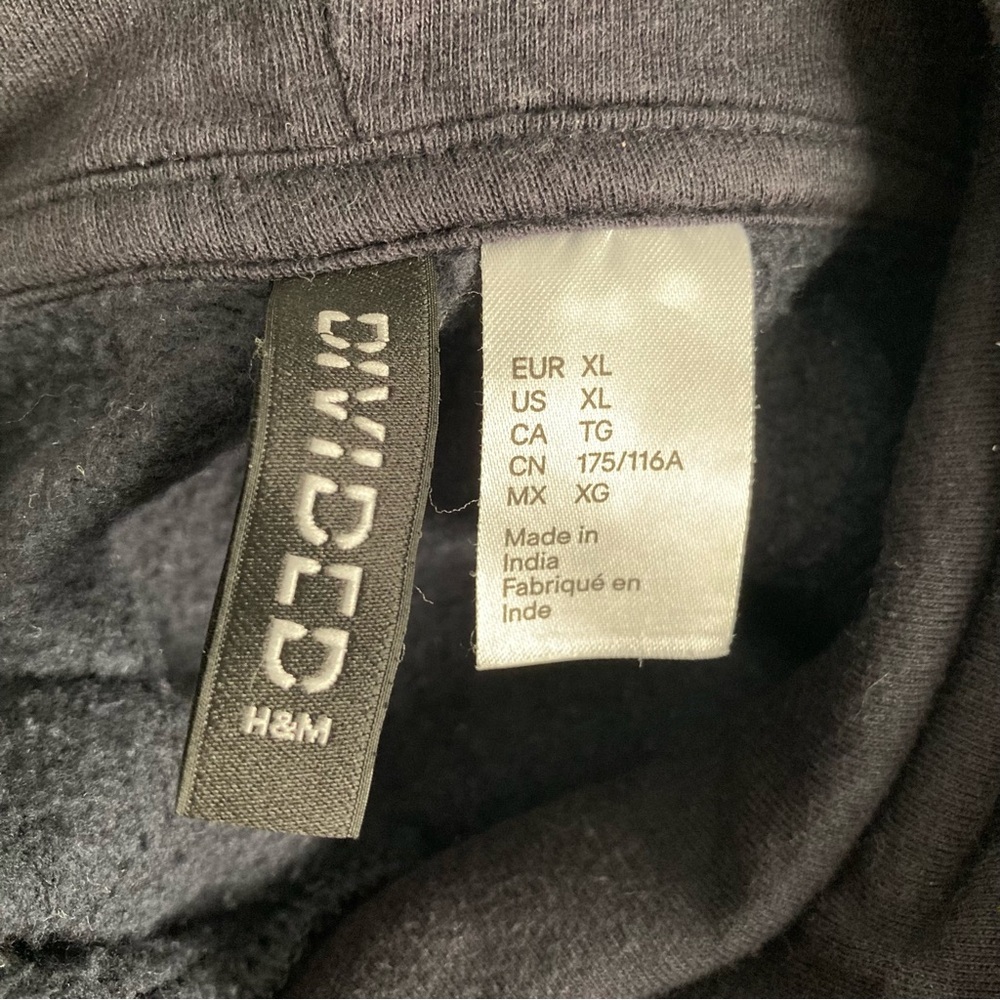 Graphic Crop Hoodie - Picture 3 of 4